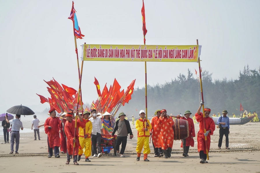 Ngư dân xã Xuân Liên long trọng tổ chức lễ rước.