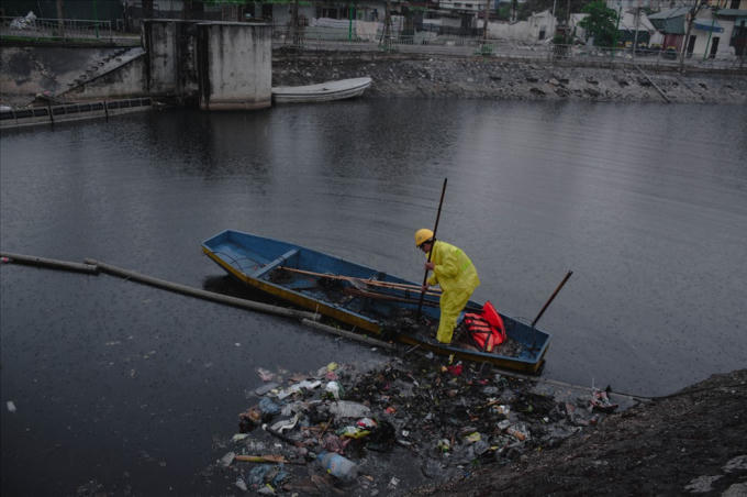 Những người công nhân làm việc bất kể nắng mưa.
