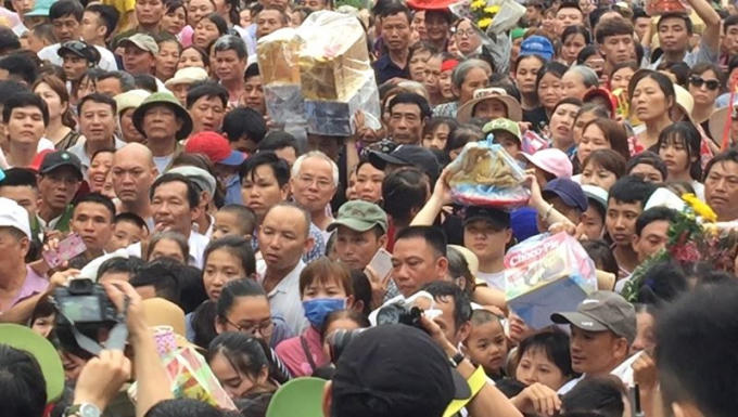 Người dân đội lễ lên dâng các Vua Hùng ngày giỗ chính.