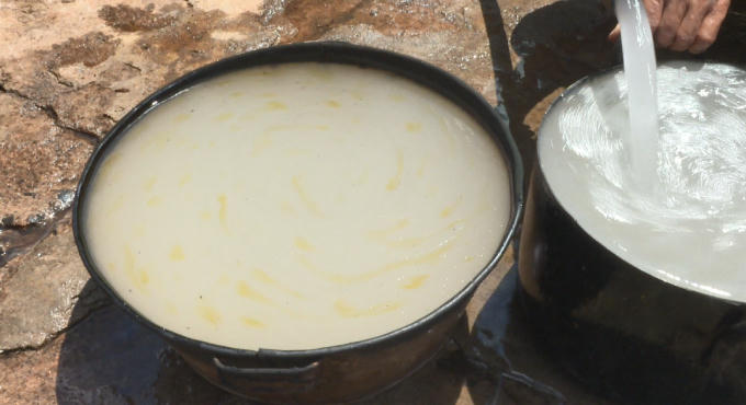 Khi đổ ra nước có màu đục và có váng.