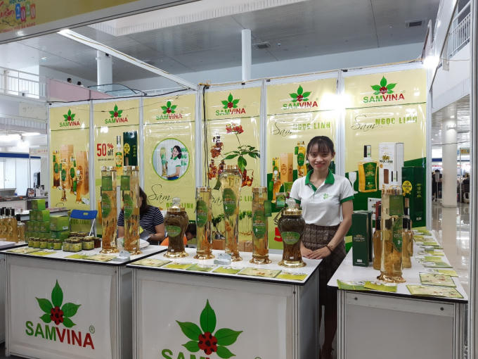 Các doanh nghiệp tiếp cận và giới thiệu khách hàng các sản phẩm thông qua các hoạt động tại hội chợ.