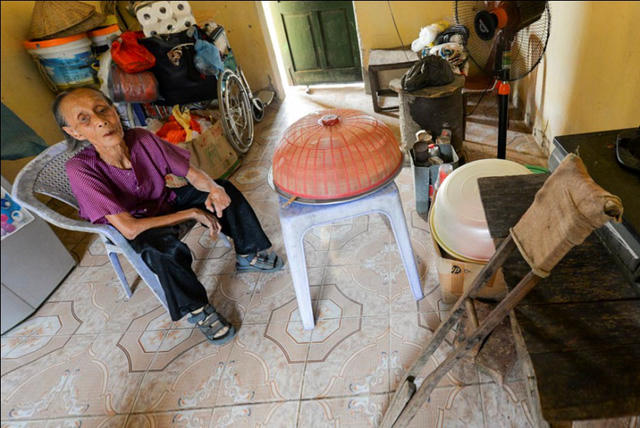 Cụ bà Nguyễn Xuân Vui nay đã 80 tuổi, quê ở Sóc Sơn (Hà Nội), từng ở trại Đá Bạc một thời gian từ năm 1961. Cụ cho biết, mình may mắn hơn những bệnh nhân ở đây vì có con, có cháu làm chỗ dựa khi tuổi già. Nhưng nhớ bạn, thỉnh thoảng cụ lại đến đây thăm mọi người.