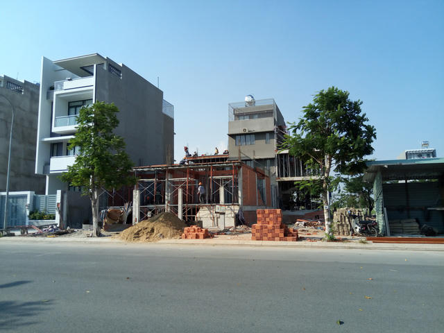 Nhiều ngôi nhà đã và đang "mọc" lên trong khuôn viên sân vận động Chi Lăng.