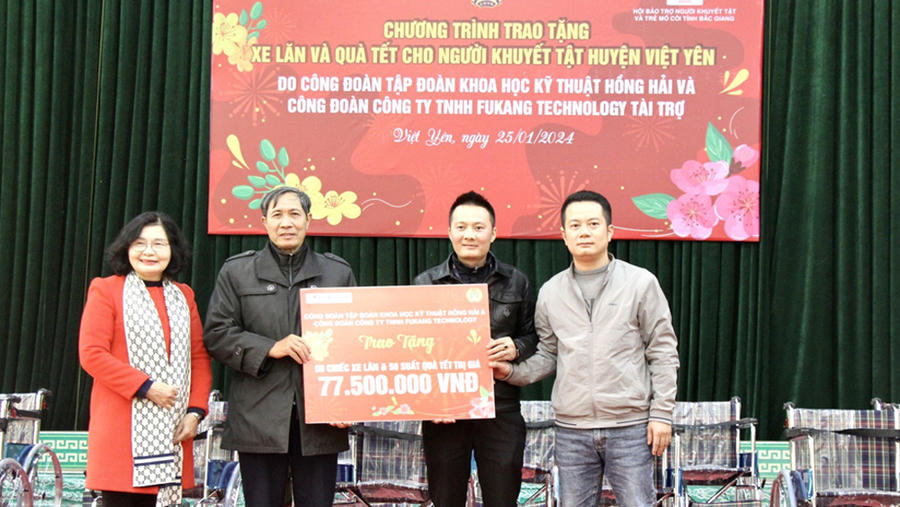 20240125185547-1anh-2-lanh-dao-hoi-bao-tro-bg-nhan-bien-trao-gia-tri