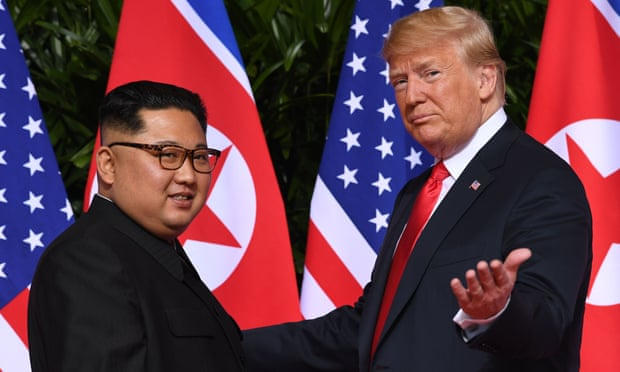 Tổng thống Trump gặp nhà lãnh đạo Triều Tiên Kim Jong-un tại Singapore ngày 12/6/2018. Ảnh: AFP