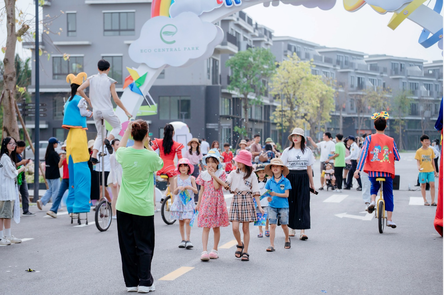 Eco Central Park thu hút trẻ nhỏ với nhiều hoạt động thú vị.