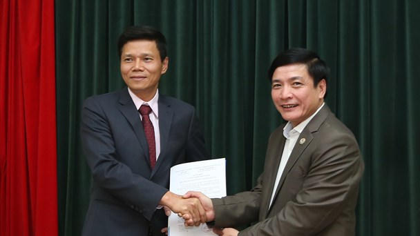 Đồng chí Bùi Văn Cường – Ủy viên TƯ Đảng, Bí thư Đảng đoàn, Chủ tịch Tổng LĐLĐVN (bên phải)– trao Quyết định bổ nhiệm Tổng Biên tập Báo Lao Động tới đồng chí Nguyễn Ngọc Hiển. Ảnh: Hải Nguyễn.