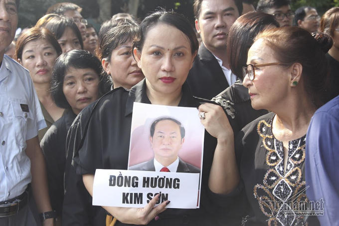 D&ograve;ng người ki&ecirc;n nhẫn di chuyển v&agrave;o trong Nh&agrave; tang lễ để viếng Chủ tịch nước