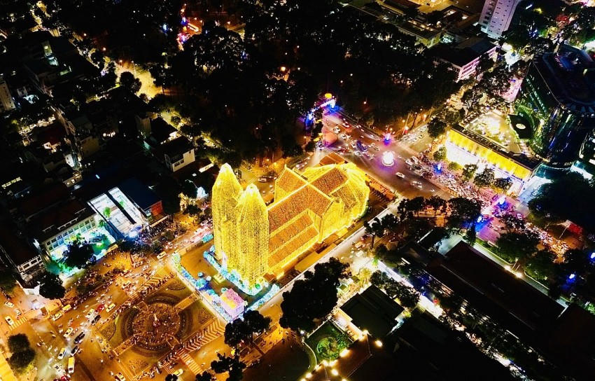 Nhiều người dân du khách tìm đến nhà thờ Đức Bà để chụp hình lưu niệm.