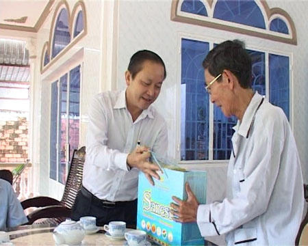 Lãnh đạo TP Bà Rịa đến thăm, tặng quà đối tượng chính sách.