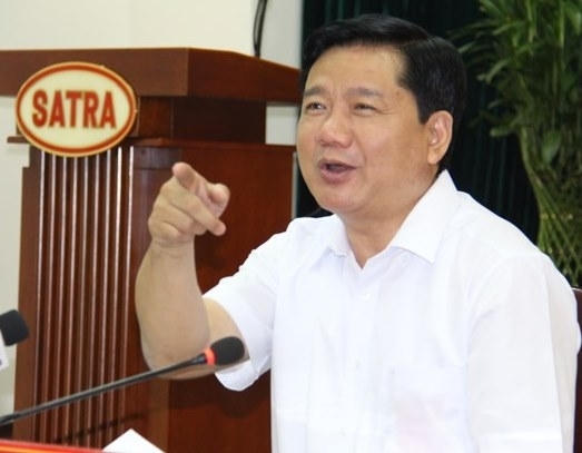 Bí thư Đinh La Thăng hỏi một PV nữ có biết thương hiệu gạo của SATRA không để kiểm tra thương hiệu gạo rất nổi tiếng của Tổng công ty này.