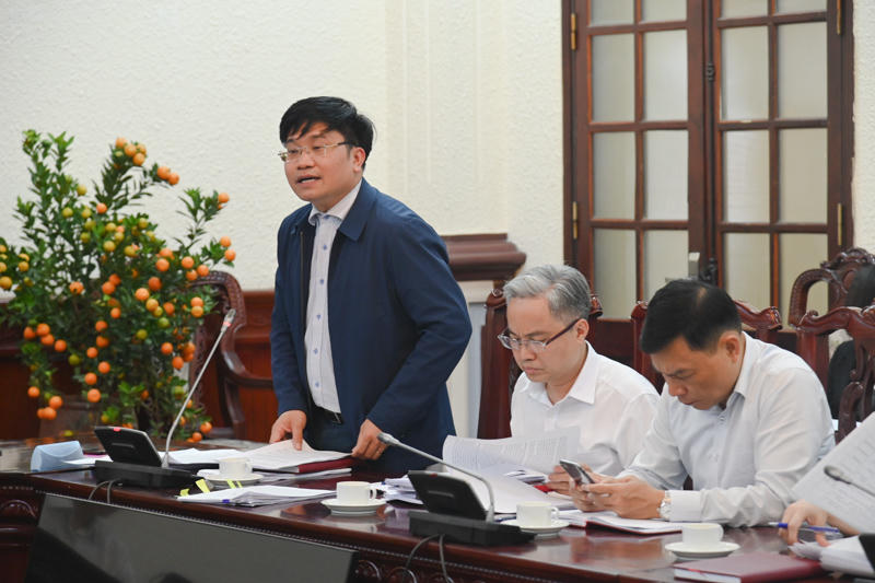 Viện trưởng Viện Khoa học pháp lý Nguyễn Văn Cương trình bày báo cáo tại phiên làm việc.