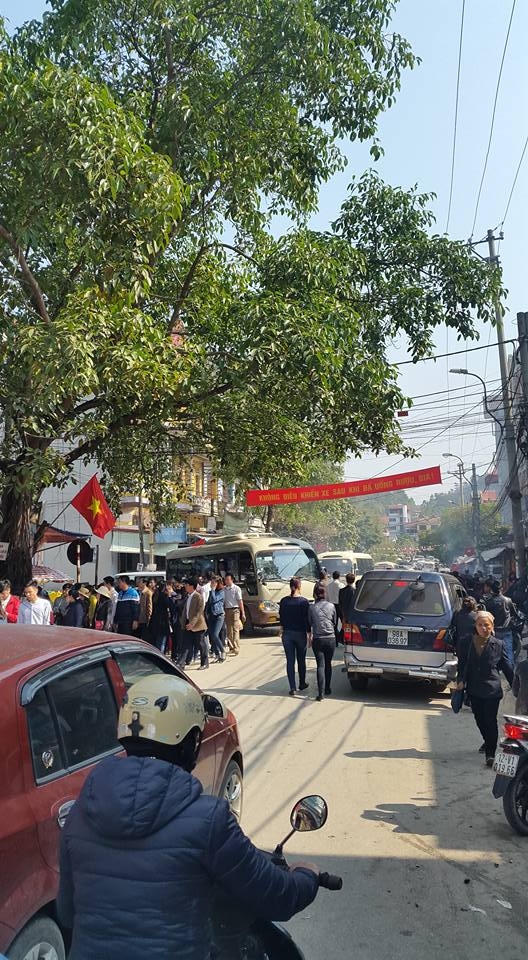 Từng đoàn xe và đoàn người nối đuôi nhau đi lễ đền Mẫu Đồng Đăng. (ảnh: MInh Long).