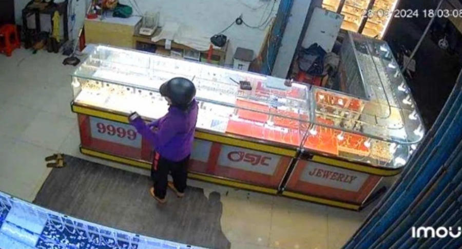 Đối tượng nữ vào trong quầy giả vờ mua vàng. Ảnh: Cắt từ Clip
