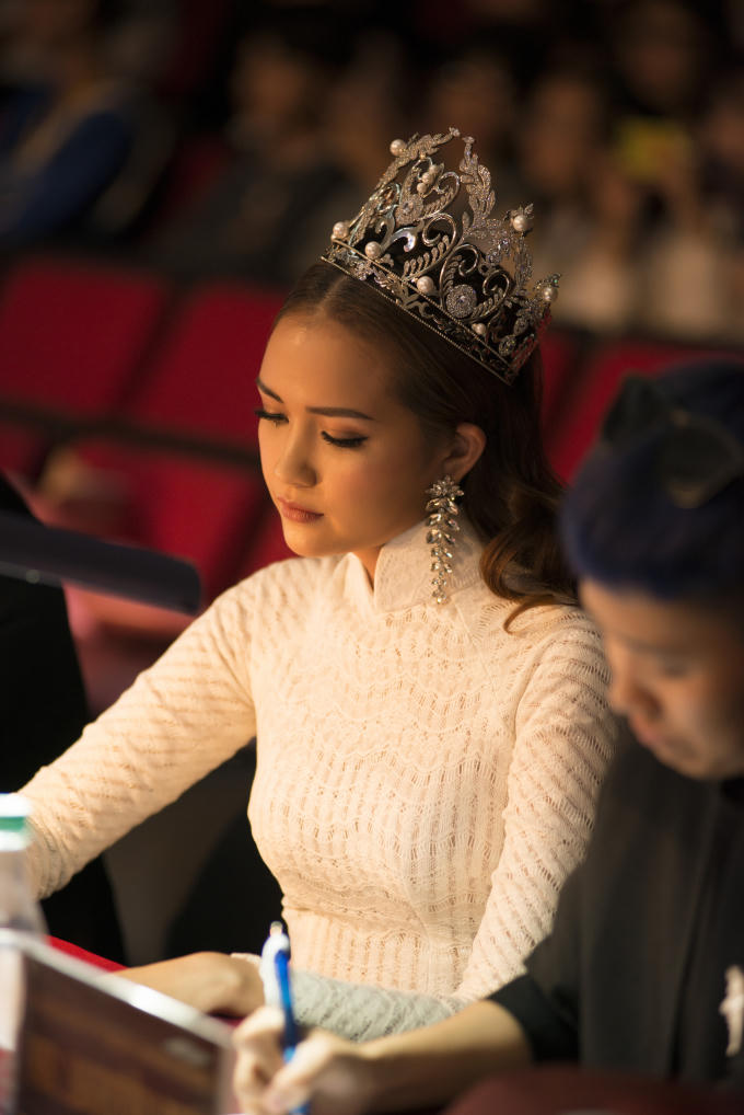 Hoa hậu Ngọc Châu đội vương miện khoe vẻ đep dịu dàng trong tà áo dài trắng