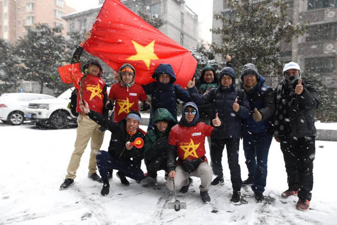 Nhiều cổ động viên đã có mặt tại Thường Châu (Trung Quốc), nơi diễn ra trận chung kết lịch sử của U23 Việt Nam.