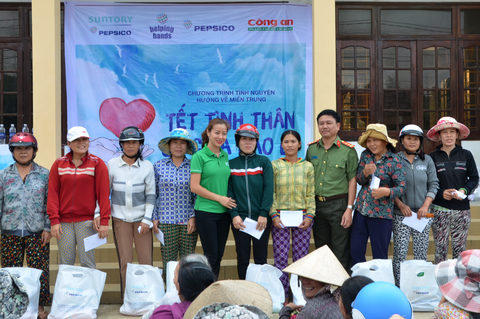 Những món quà ý nghĩa đã được trao tận tay người dân tại tỉnh Bình Định.