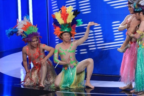 Dàn trưởng phòng Ơn giời ăn vận sexy, hòa mình vào vũ điệu Carnival