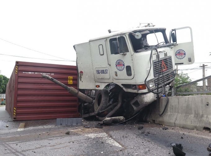 Thanh Hóa: Xe đầu kéo lật nghiêng tan tành trên quốc lộ 1A