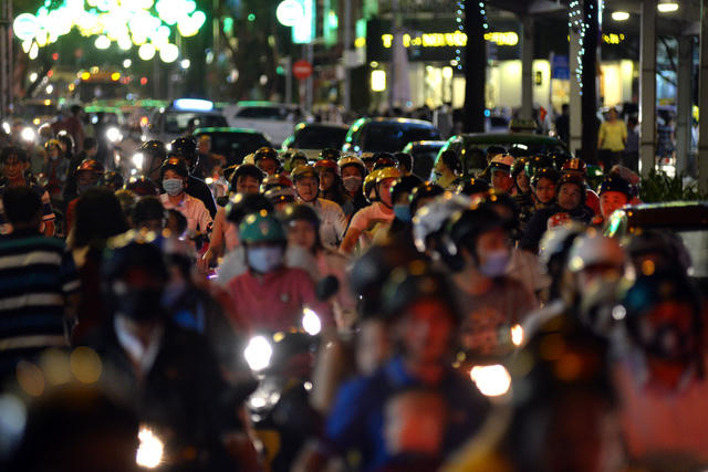 Hàng nghìn người đứng chôn chân trên đường Nam Kỳ Khởi Nghĩa, quận 1.