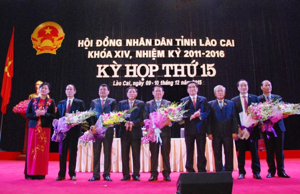 Tặng hoa chúc mừng các đồng chí trúng cử các chức danh của HĐND, UBND tỉnh Lào Cai (Ảnh: Báo Lào Cai).