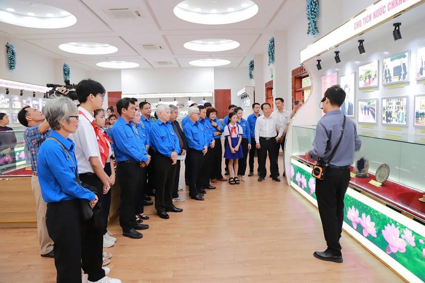 Các đại biểu tham quan khu trưng bày hiện vật và hình ảnh Chủ tịch nước CHXHCN Việt Nam Nguyễn Minh Triết, giai đoạn 2006 - 2011.