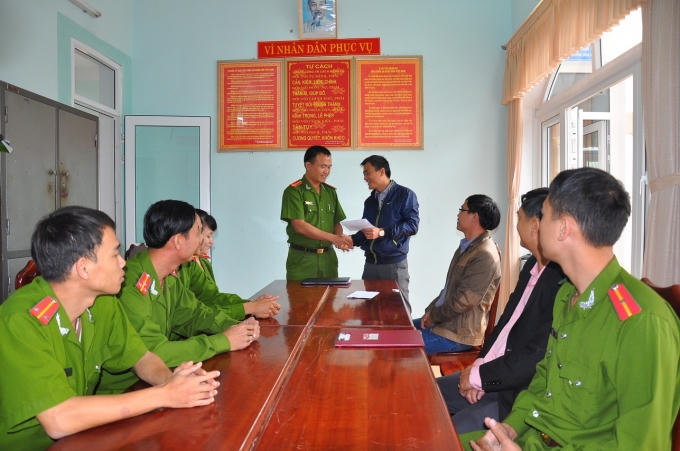 Lãnh đạo phường thưởng nóng cho công an phường.
