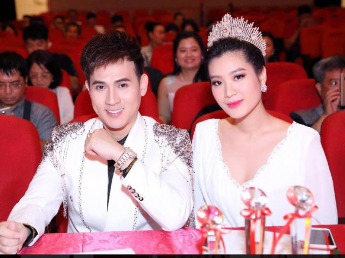 Nguyên Vũ cùng các hoa hậu, quý bà.