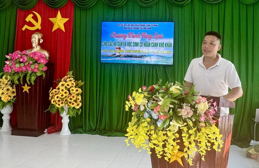 Ông Nguyễn Tuấn Khanh, Trưởng nhóm thiện nguyện, phát biểu tại chương trình.