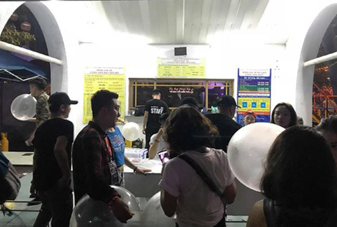 Bóng cười được bán, sử dụng công khai trong đêm nhạc hội khiến 7 người tử vong