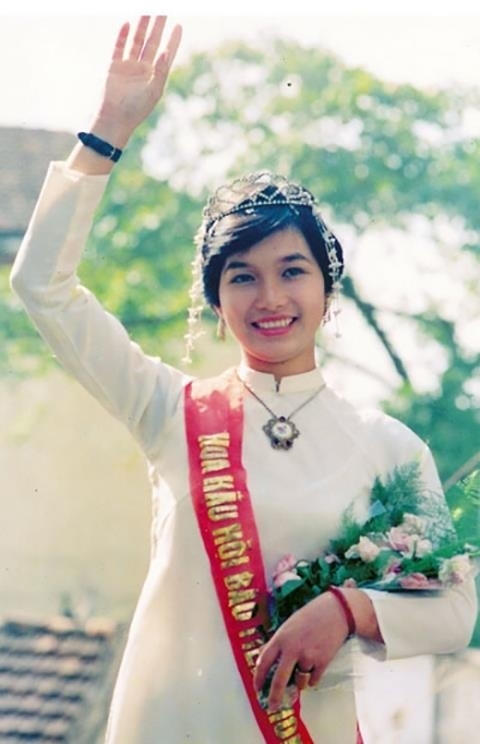 Năm 1988, Bùi Bích Phương đăng quang Hoa hậu Báo Tiền Phong (tiền thân của Hoa hậu Việt Nam). Cô cũng được xem là Hoa hậu Việt Nam đầu tiên. Năm đó, vương miện dành tặng Bùi Bích Phương được mua ở phố Hàng Đào, Hà Nội bởi thời điểm này chưa có cơ sở nào nhận gia công vương miện hoa hậu. Chiếc vương miện Hoa hậu Việt Nam 1988 là một món quà kỉ niệm được chủ cửa hàng mua về từ Pháp.