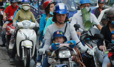 Biển người về qu&ecirc; ăn tết, đường v&agrave;o s&acirc;n bay T&acirc;n Sơn Nhất kẹt cứng