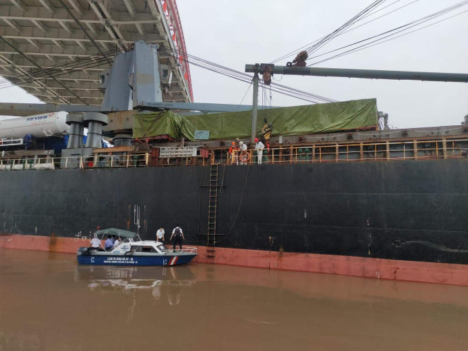 Lực lượng chức năng đưa các thuyền viên vào bờ.