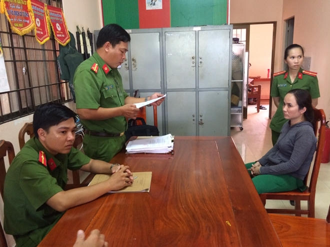 Cơ quan công an đọc lệnh bắt bị can Phượng Anh. (Ảnh: báo Công an nhân dân)