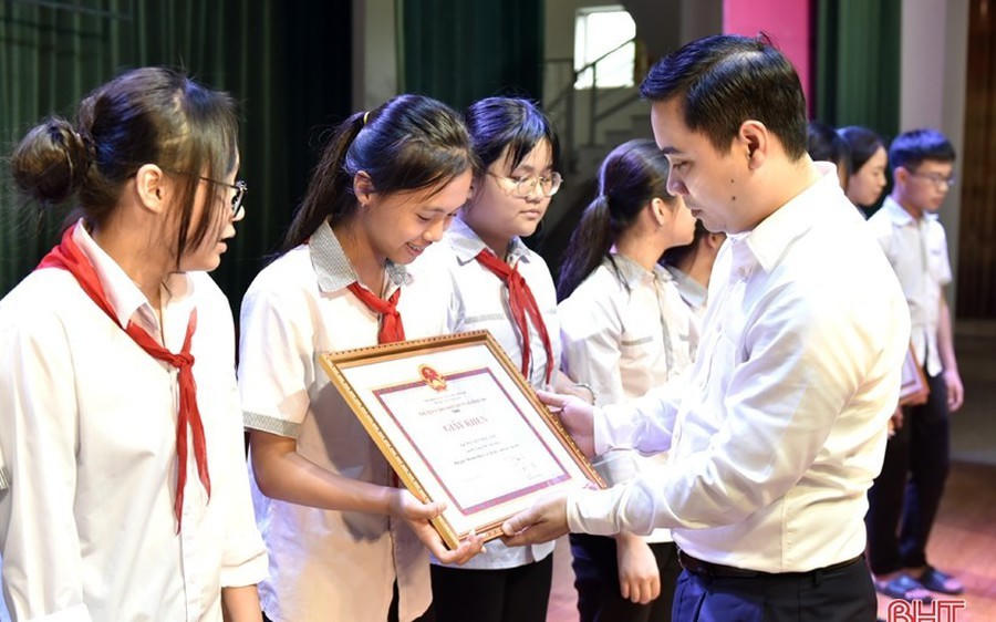 Dự thảo quy định 5 hình thức khen thưởng. (Ảnh: Báo Hà Tĩnh)