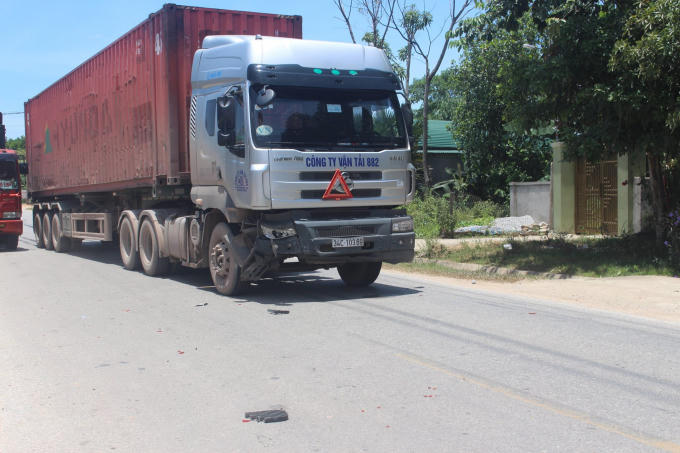 Theo điều tra ban đầu, nguyên nhân vụ tai nạn liên hoàn trên do xe container va chạm vào phía sau xe máy.