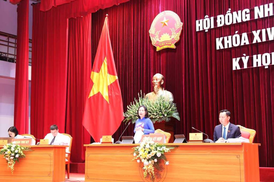 Bà Vi Ngọc Bích, Phó Chủ tịch thường trực HĐND tỉnh Quảng Ninh phát biểu bế mạc kỳ họp.