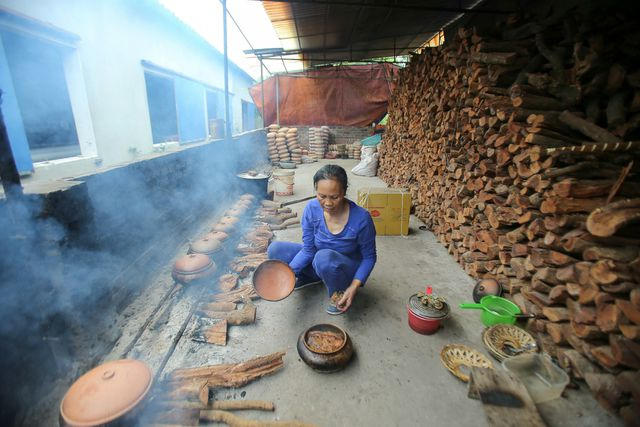 Cá được kho khoảng 20 tiếng đồng hồ, người kho cá phải túc trực liên tục nếu thừa thiếu nhiệt cũng có thể làm cá chín vị không được như mong muốn. Vào những ngày cận Tết bếp đun luôn đỏ lửa cả ngày lẫn đêm để đảm bảo lượng hàng cung cấp ra ngoài thị trường.