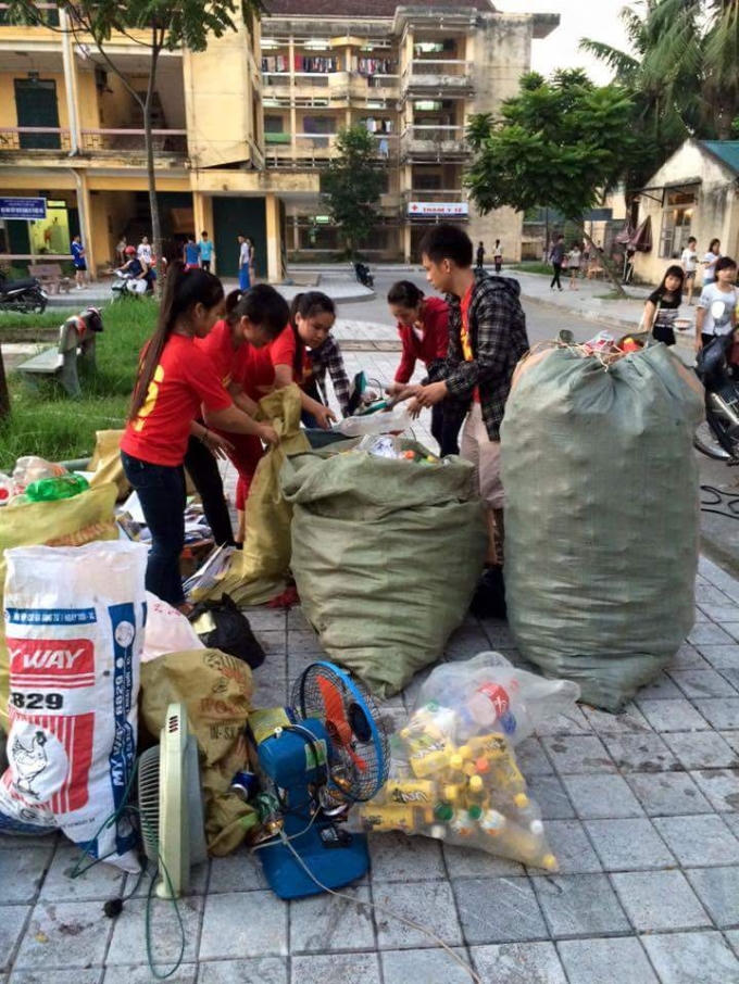 Giặt sạch và phân loại quần, áo, tất, mũ len...