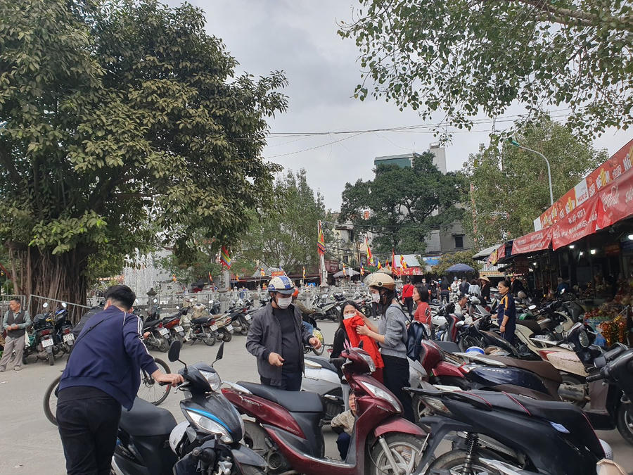 Thời tiết tại Hà Nội trong cùng ngày mát mẻ khiến dòng người đổ về Bia Bà ngày một đông, đặc biệt vào thời điểm đầu giờ chiều