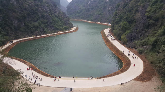 Chùa động Am Tiên được bao quanh 4 bề là núi, tạo ra một thế giới riêng biệt. Phong cảnh nơi đây hùng vĩ, địa hình đậm chất kiếm hiệp nên được nhiều người gọi với cái tên "Tuyệt tình cốc".