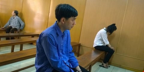 Bị cáo trước vành móng ngựa