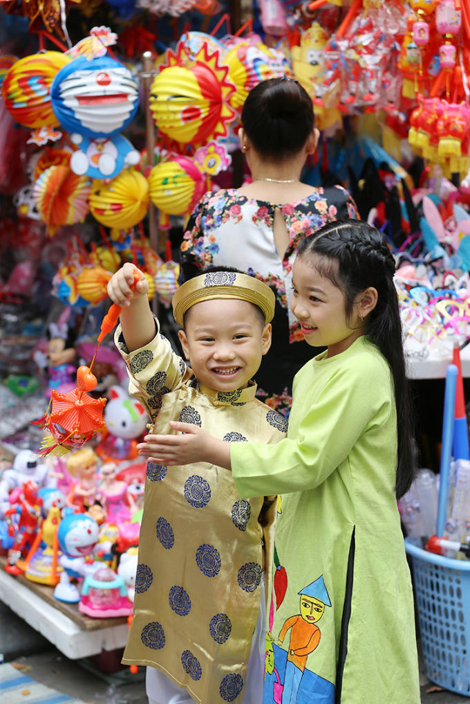 Cả hai cùng nhau chọn những món đồ chơi yêu thích.