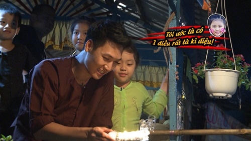 Sau bữa cơm tối, 2 bố Mạnh Trường và Minh Khang hướng dẫn cho các con làm thuyền giấy. 