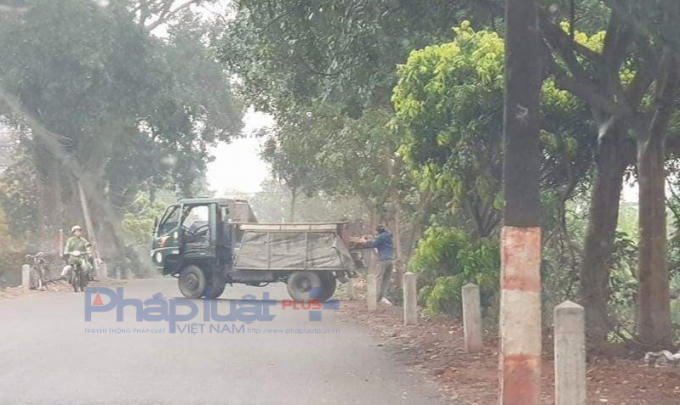 Xe tải chở phế thải vật liệu xây dựng đổ công khai giữa ban ngày. Chính quyền ở đâu lại để sự việc này diễn ra?