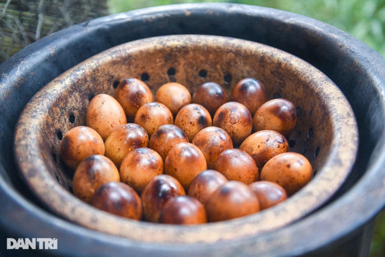 Món trứng nướng cũng là một đặc sản mà bạn nên thưởng thức khi tới đây.