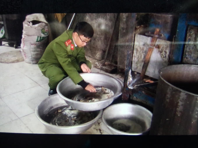 Lực lượng chức năng đang kiểm tra tại cơ sở chế biến mỡ lợn của bà Hồ Thị Tám.