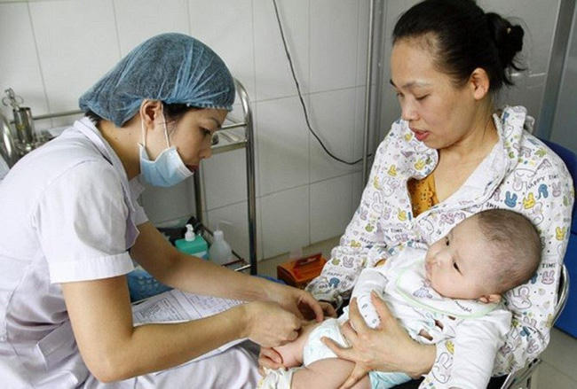 Trung tâm Y tế Dự phòng khuyến cáo: Các mẹ đưa con em đi tiêm chủng vắc xin phòng 10 bệnh truyền nhiễm.
