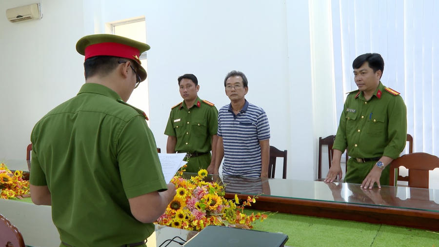 Cơ quan Cảnh sát điều tra Công an tỉnh Bạc Liêu tống đạt quyết định khởi tố bị can đối với Huỳnh Bá Phúc.