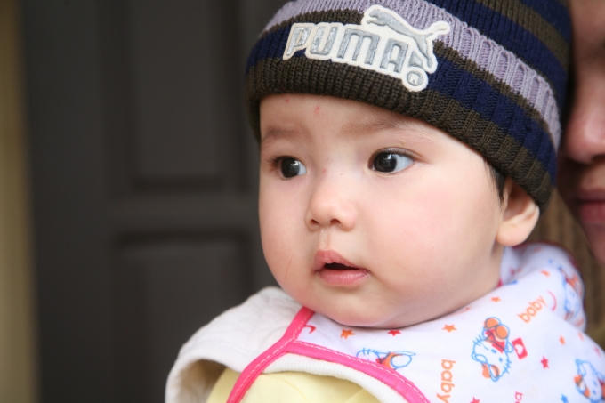 Khuôn mặt xinh xắn như thiên thần của bé gái.